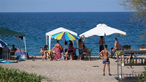 Ferragosto Vietato Nelle Spiagge I Poveri Restino A Casa Loro La