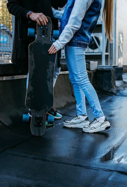 Casal junto ao ar livre skate Foto Grátis