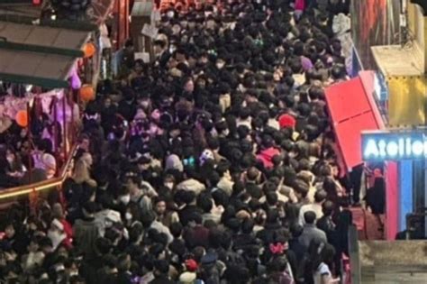 【韓国・梨泰院圧死事故から1年】158人が亡くなった「あの坂に近づいた途端に足をつかまれた」ささやかれる“心霊現象”の謎と現地のいま（2ページ目） 週刊女性prime