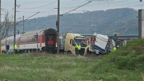 Štandard Pri Prešove sa na priecestí zrazil vlak s kamiónom