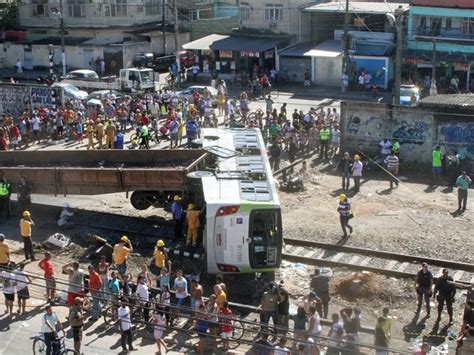 G Choque Entre Trem E Nibus Deixa Feridos No Sub Rbio Do Rio