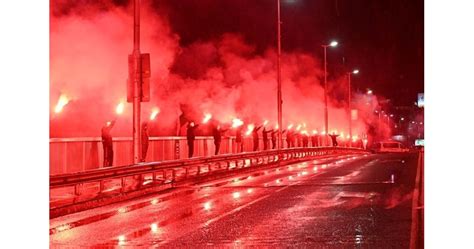Мостът на панаира в Пловдив грейна от факли за годишнината на "Ботев ...