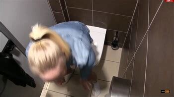 MyDirtyHobby 2024 Lara CumKitten Ich Pisse FRECH Daneben Im Herren WC