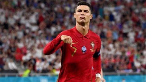 Farkl D Nya Kupas Nda Gol Atan Lk Futbolcu Cristiano Ronaldo