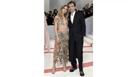 Robert Pattinson S Girlfriend Suki Waterhouse Flashes Apparent Baby