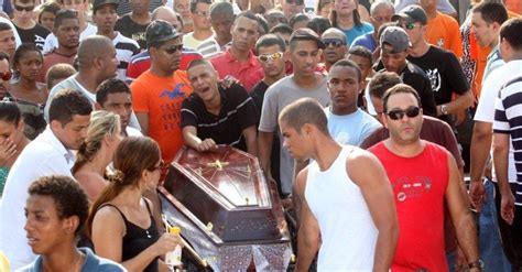 Fotos Corpo de jovem morto por engano pela PM do Rio é enterrado 29