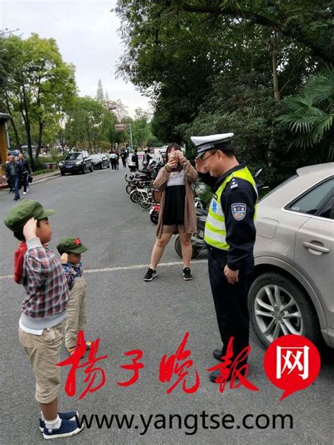 瘦西湖景区旁，俩孩子向警察敬礼的照片火了 每日头条