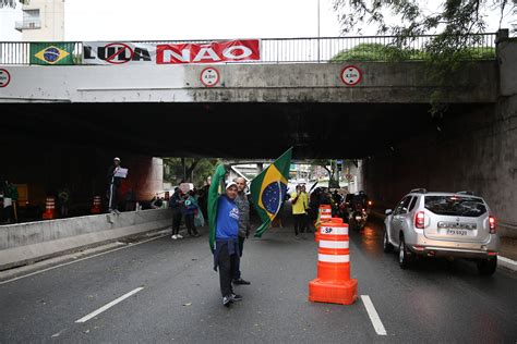 Manifestantes seguem bloqueio na Marginal Tietê na manhã desta