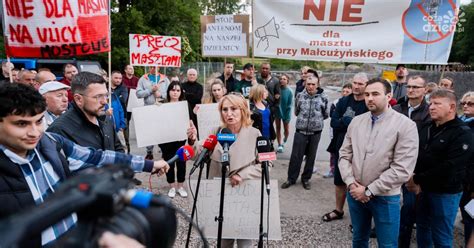 Mieszka Cy Protestuj Przeciwko Budowie Masztu