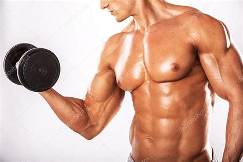 Hombre atlético fuerte mostrando cuerpo musculoso y abdominales sixpack