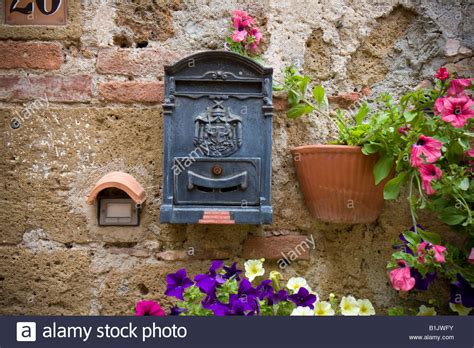 House Front With Flowers In Tuscany Stock Photo Alamy