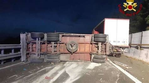 Scoppia Un Pneumatico Il Tir Carico Di Marmo Si Ribalta In Autostrada