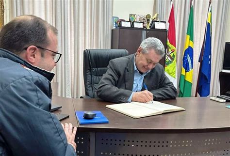 Prefeito Ceron assina Termo de Recondução ao Cargo Revista Expressiva