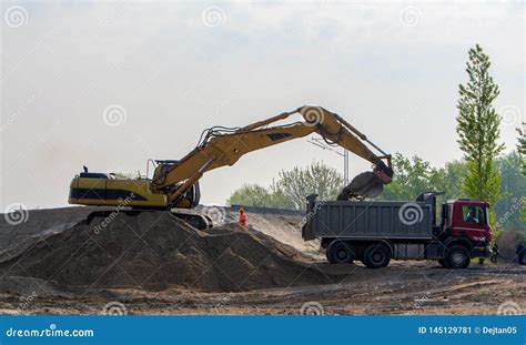 Areia De Carregamento Da Máquina Escavadora No Caminhão Imagem de Stock