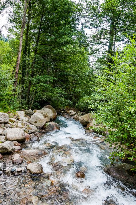 Dorf Tirol Tirolerweg Tiroler Kreuz Wasserfall Finelebach Wald