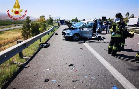 Autostrade Da Incubo Scontro Su A Auto Camion Morta Donna Grave