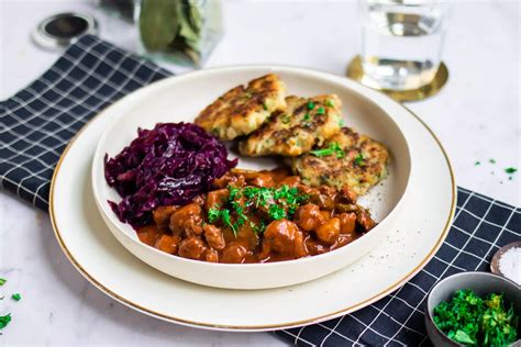 Vegan Goulash With Pan Fried Bread Dumplings Red Cabbage Rezept