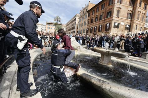 Roma Nuovo Blitz Di Ultima Generazione Liquido Nero Nella Barcaccia