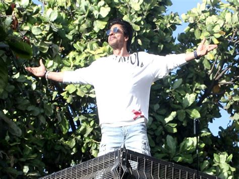 Shah Rukh Khan greets fans outside Mannat | Nepalnews