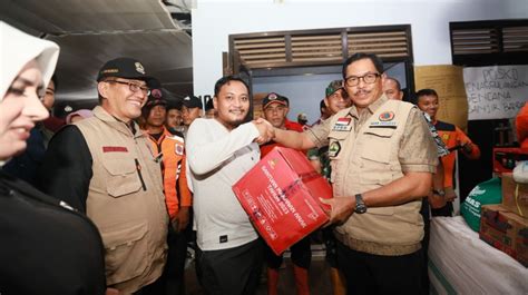 Pj Gubernur Jateng Tinjau Banjir Pekalongan Serahkan Bantuan Senilai