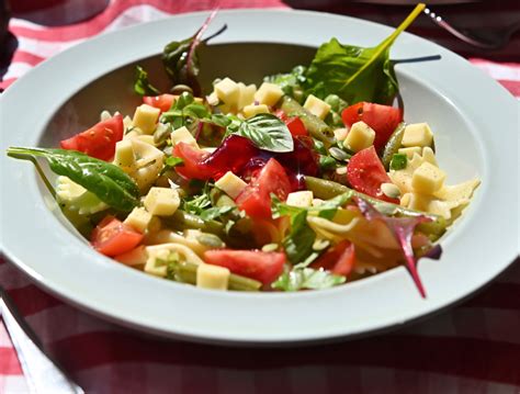 Zomerse Pastasalade Met Cherry Tomaat Snijbiet En Basilicum Koken