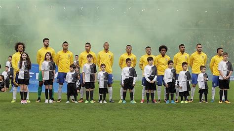 Crianças realizam sonho de entrar em campo a Seleção Brasileira na