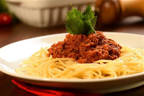 Almoço rápido macarrão à bolonhesa a típica receita italiana