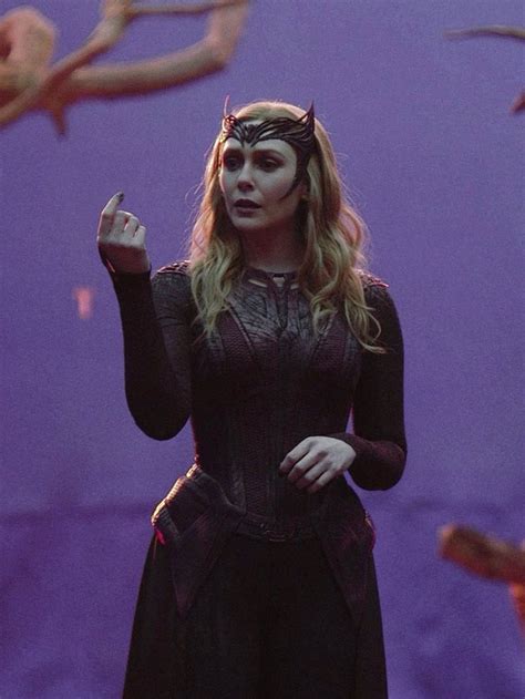 Marvel Bts Elizabeth Olsen As Wanda Maximoff Bts Of Doctor Strange In