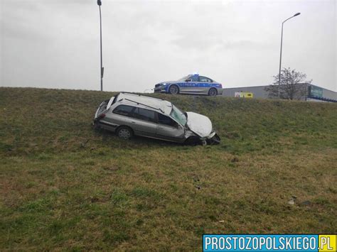 Dachowanie pojazdu na zjeździe do Turawa Park w Opolu