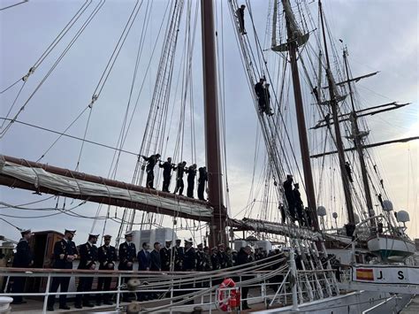 La Despedida Al Buque Escuela Juan Sebasti N Elcano En C Diz En