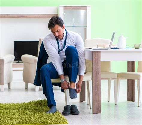 Homem Se Vestindo E Atrasado Para O Trabalho Foto De Stock Imagem De