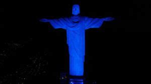 Cristo Redentor é iluminado de azul em homenagem aos 50 anos do INTO