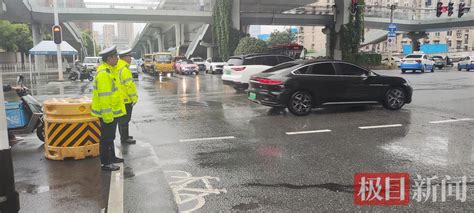 大雨来袭！武昌交警“硬核”守护 湖北省公安厅