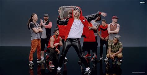 Taylor Swift Can't Dance in Her "Shake It Off" Music Video – Fashion Gone Rogue