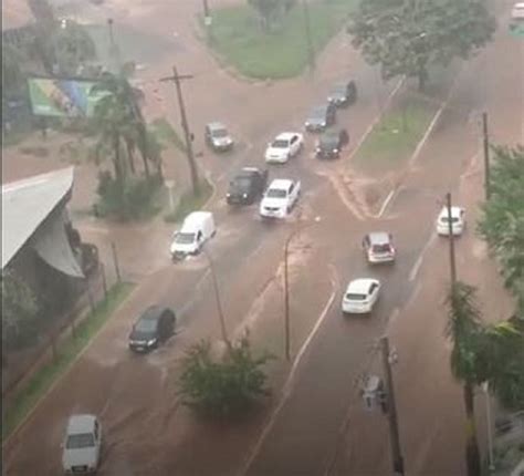 Temporal de minutos alaga ruas em Campo Grande confira os vídeos