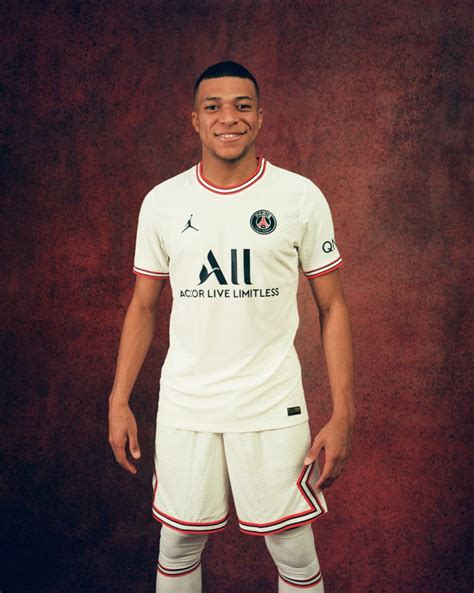 French Soccer Club PSG Dons New Chicago Bulls-Inspired Kit - On Tap ...