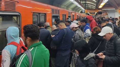 Colapsa La L Nea Del Metro De La Cdmx Usuarios Reportan Retrasos De