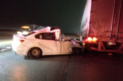 Automóvil queda destrozado tras impacto contra tráiler