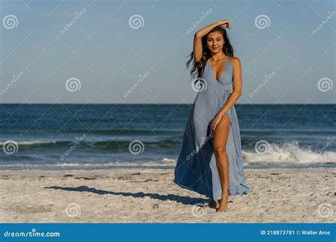 Precioso Bikini De Raza Mixta Modelo Posando Al Aire Libre En Una Playa Del Caribe Imagen De