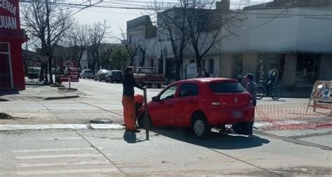 Un auto que se trasladaba por el centro se encajó y quedó atrapado en