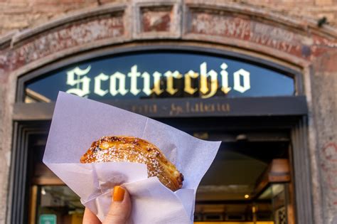 Iss Sfogliatelle bei Scaturchio Reisevergnügen