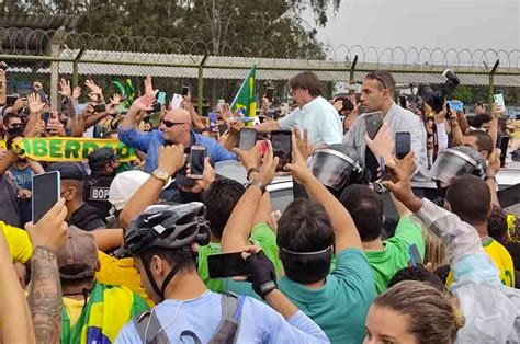 Em Alagoas Bolsonaro aglomera ignora máscara e abraça apoiadores