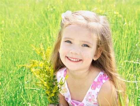 Dessin De Sourire Mignon De Petite Fille Avec La Peinture Et Le Pinceau