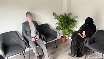 Public Dick Flash delante de una MILF árabe en la sala de espera de un hospital salió tan mal