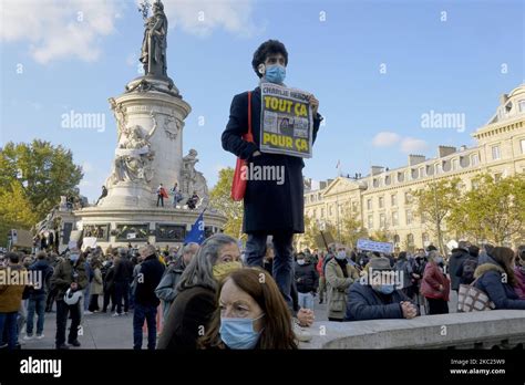 Des Gens Se Sont Rassemblés à La Place De La République à Paris En