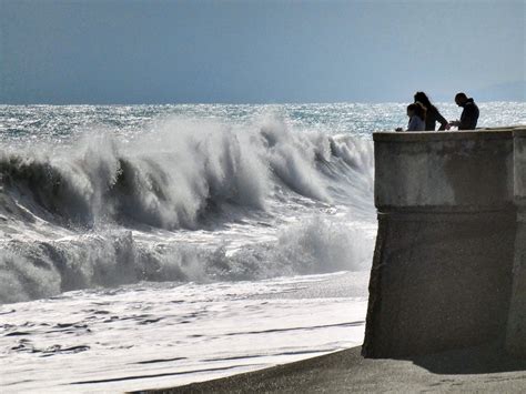 Mareggiata A Furci Siculo Onde Giganti Invadono Il Lungomare Foto Video