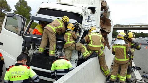 Cues A L Ap Per Un Accident Entre Dos Camions A L Ametlla De Mar