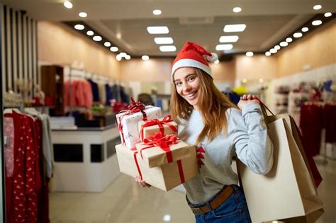 Ni A Feliz Comprando Regalos En El Centro Comercial En Venta De Navidad