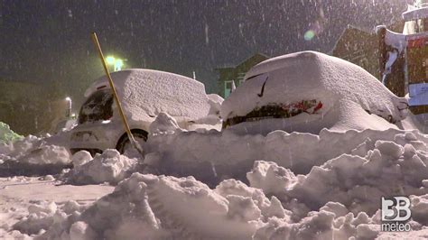 Cronaca Meteo Diretta Auto Sommerse Dalla Neve Si Spala A Lungo Per