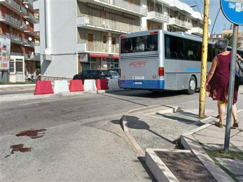 È morto l uomo di 46 anni investito da un autobus Il sindaco di